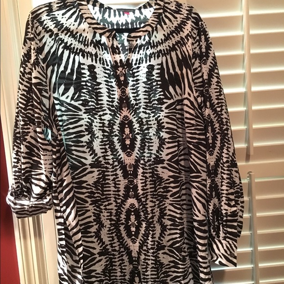 Vince Camuto sheer top. XL-adjustable sleeves