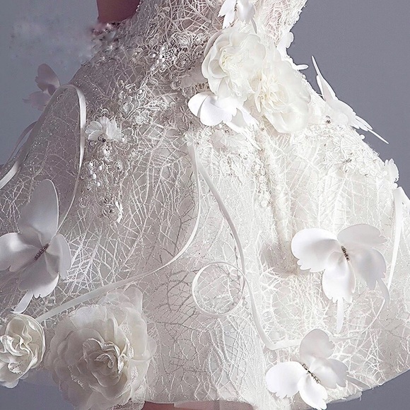 Glamorous fashionable wedding gown - Picture 3 of 4