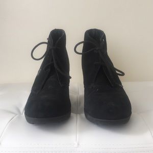 Black, lacs up shoes