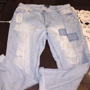 RIPPED/HIGHWAISTED BOYFRIEND JEANS