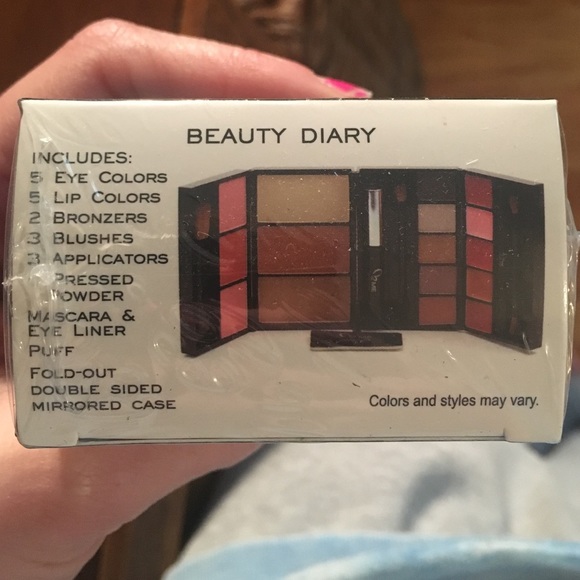 Makeover Essentials Compact bundle w/ Lip gloss - Picture 2 of 4