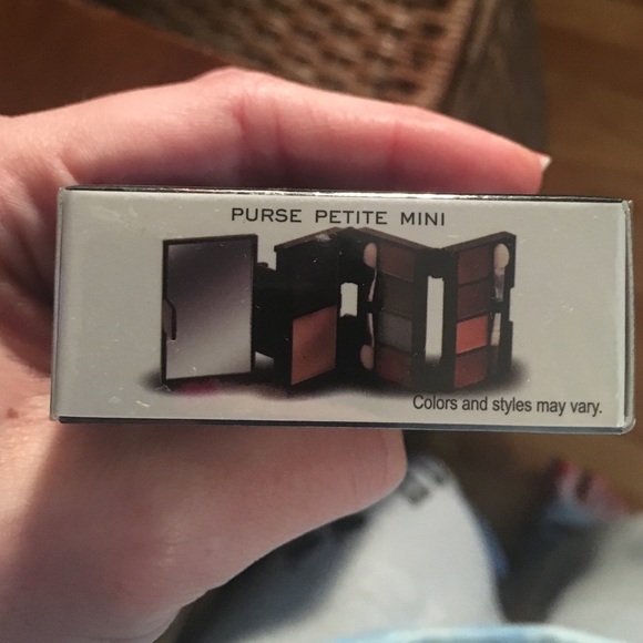 Makeover Essentials Compact bundle w/ Lip gloss - Picture 3 of 4