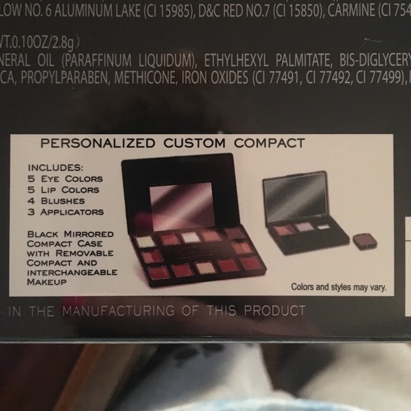 Makeover Essentials Compact bundle w/ Lip gloss - Picture 4 of 4