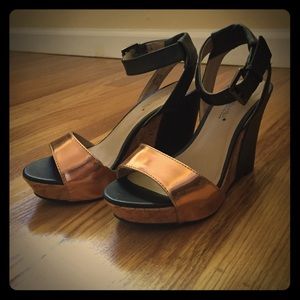 Tri-tone metallic sandal wedges