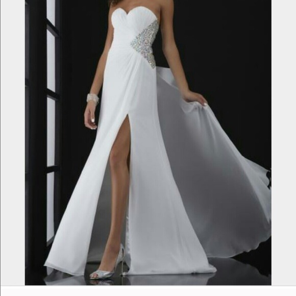 Dresses & Skirts - Price goes up tomorrow!NWT White Jasz Couture Gown