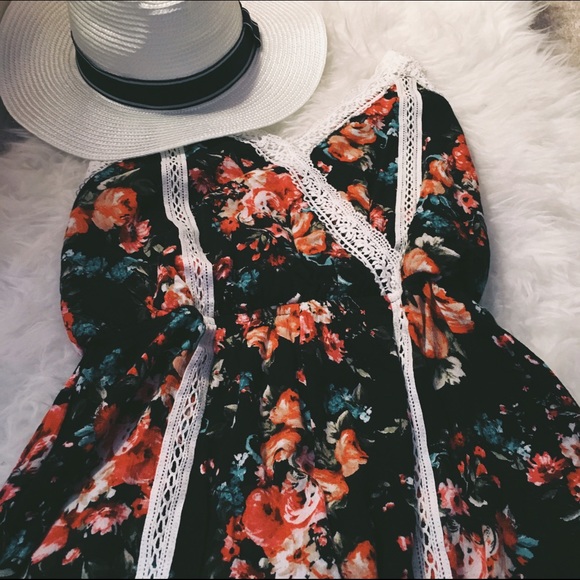 Black floral romper🌸 - Picture 1 of 3