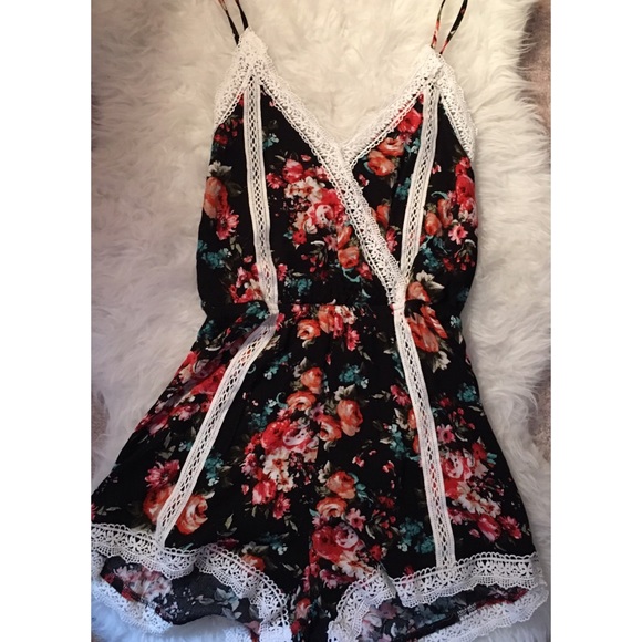 Black floral romper🌸 - Picture 2 of 3