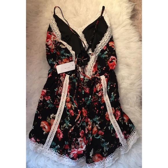 Black floral romper🌸 - Picture 3 of 3