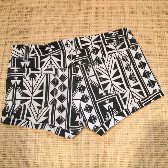 Pattern Shorts. - Picture 3 of 4