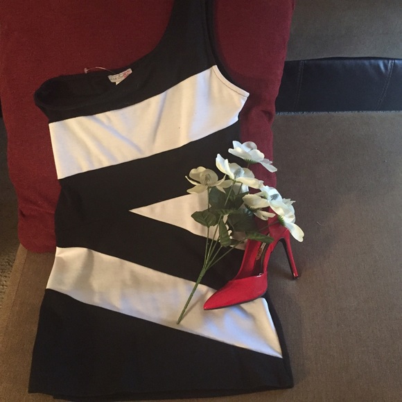 Black/White Mini dress- Large