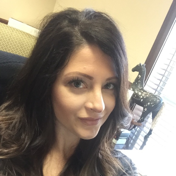 Meet your Posher, Jenn - Picture 1 of 1