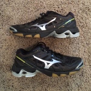 Mizuno black volleyball shoes