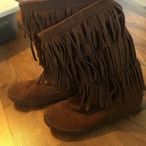 Fringe brown boots