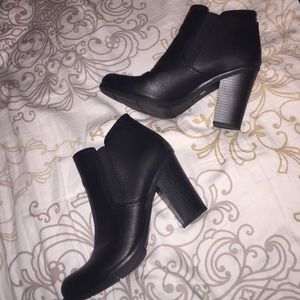 Leather ankle bootie