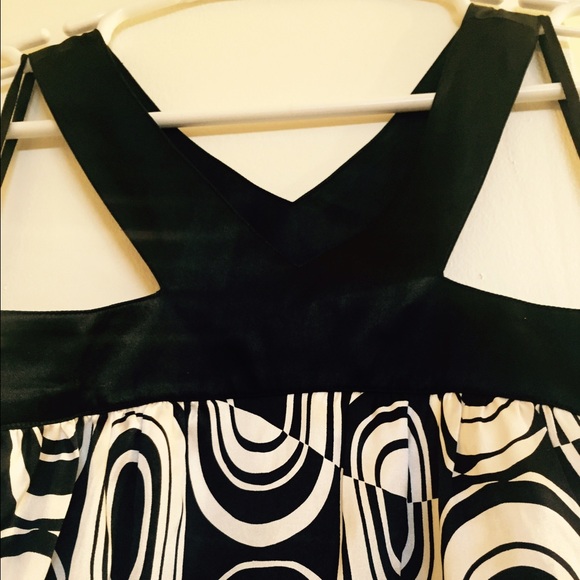 Black and white satin dressy tank top - Picture 2 of 4