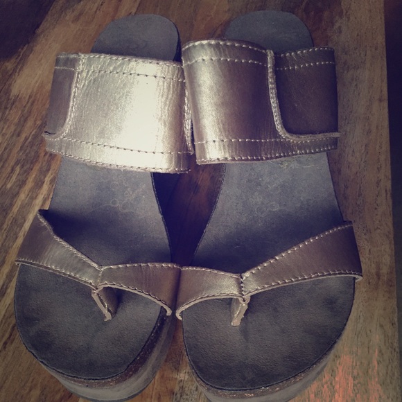 BRAND NEW - OTBT "Brookfield" gold wedges