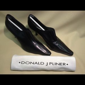 Donald J Pliner black pump shoe