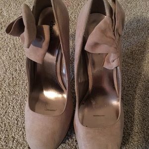 Cute tan pumps with side bow