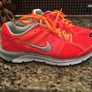 Nike dynamic support running shoes