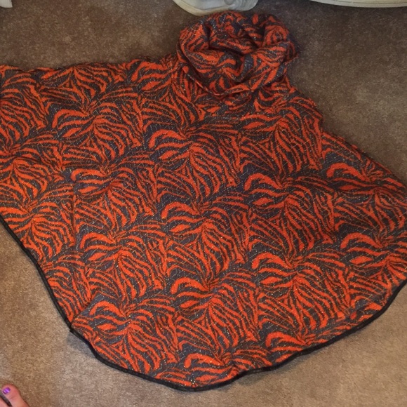 Alberto Makali poncho