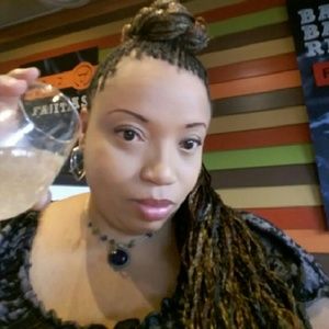 Meet your Posher, Monique