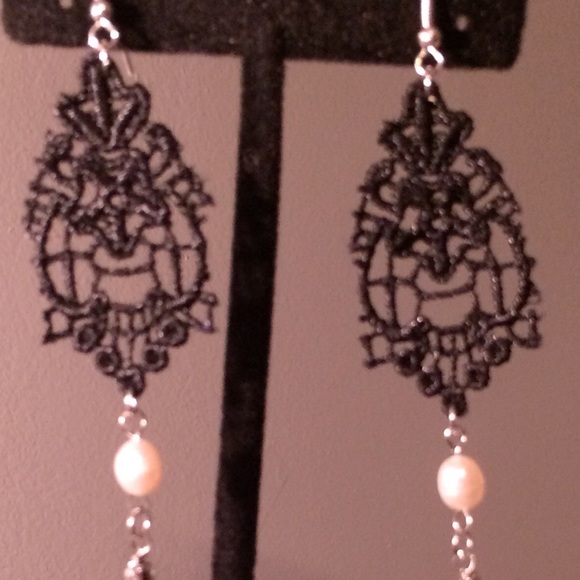 Earrings white gold tone, black lace and pearl. - Picture 2 of 4