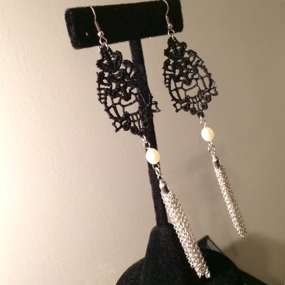 Earrings white gold tone, black lace and pearl. - Picture 3 of 4