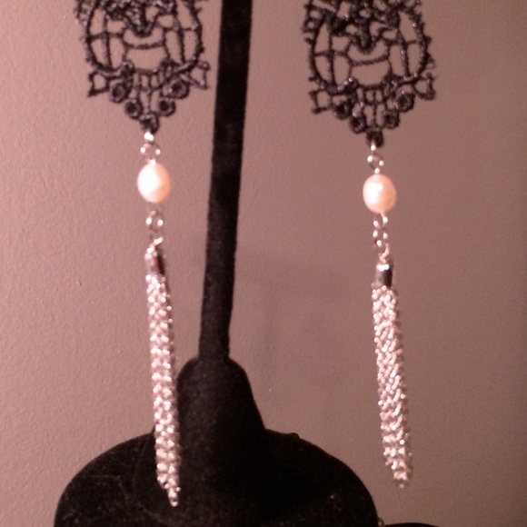 Earrings white gold tone, black lace and pearl. - Picture 4 of 4