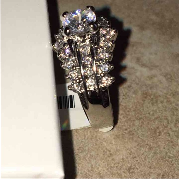 SIZES 8 CZ ENGAGEMENT RING - Picture 3 of 3