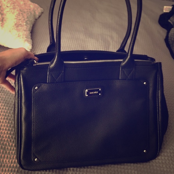 Large Nine West black leather purse! 💗💗