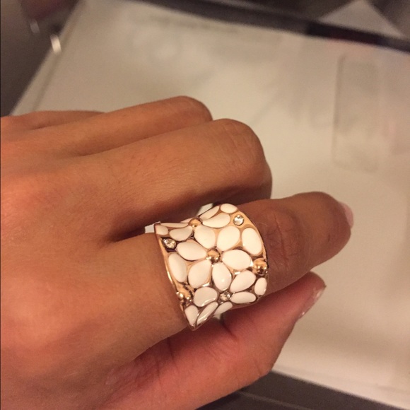 Rose Gold plated ring with crystal. - Picture 2 of 4