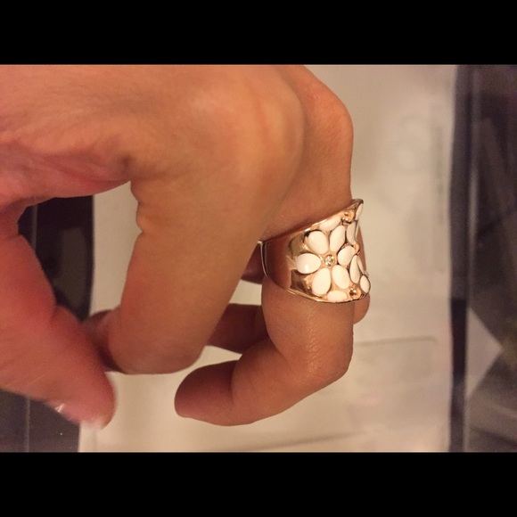 Rose Gold plated ring with crystal. - Picture 3 of 4