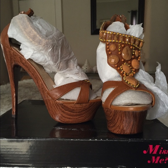 NEW..Miss Me platform size 6