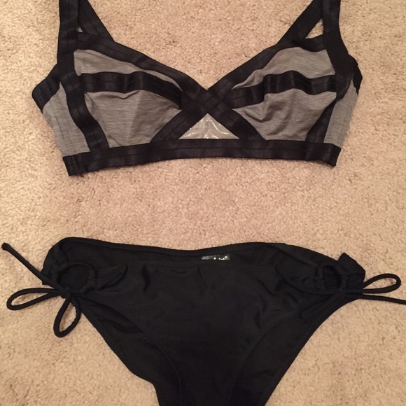NEVER WORN H&M black/grey color block bikini top