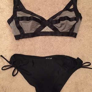 NEVER WORN H&M black/grey color block bikini top