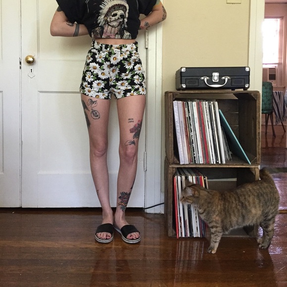 american apparel daisy print cuff short