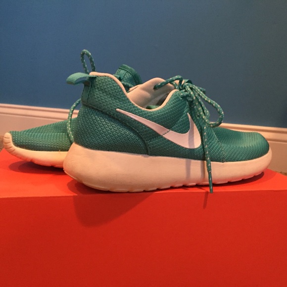 Nikes Roshe running sneakers