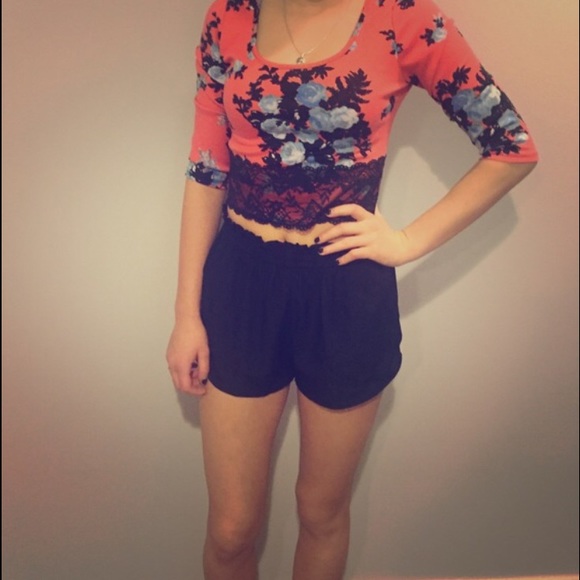 Floral Crop Top - Picture 2 of 3