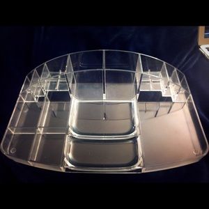 Cosmetic organizer