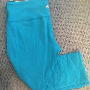 SALELululemon reversible crops