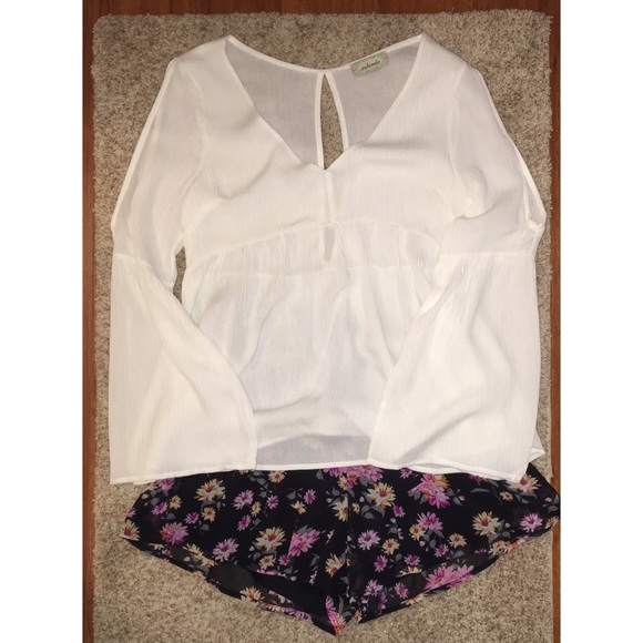 🎀 WHITE COLD SHOULDER FLOWY GAUZY TOP🎀  NEW - Picture 3 of 3