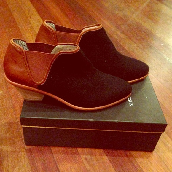 Size 11 Matt Bernson unworn booties.