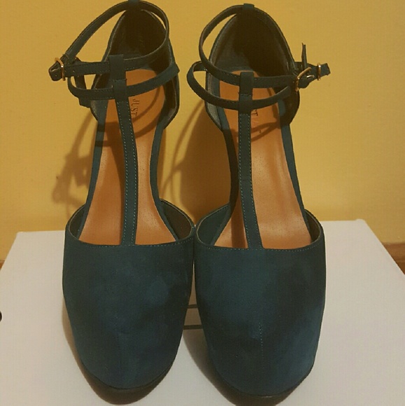 Turquoise pumps