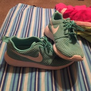 Roshe run men's size 8.5 women's size 9.5 or 10