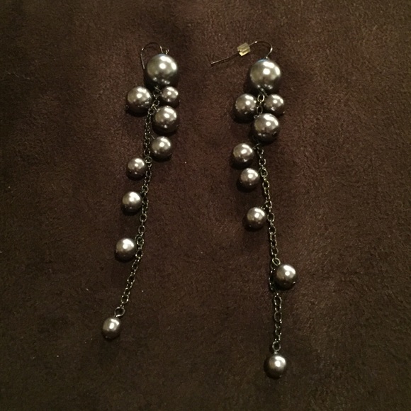 Gray pearl earrings