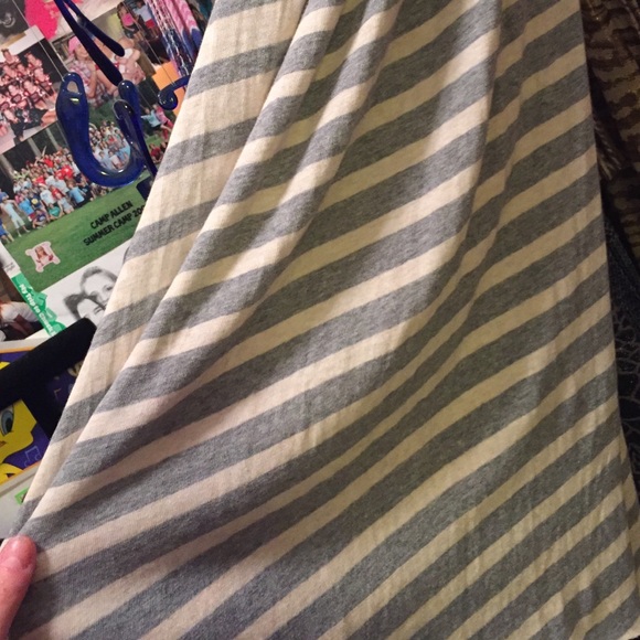 Reversible and double sided grey and cream scarf