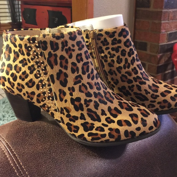vionic leopard boots
