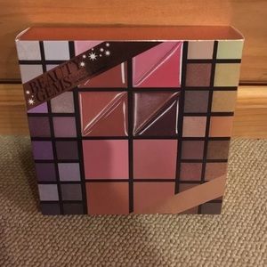 Beauty Gems 114 piece color compact