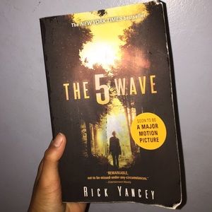 "The 5th Wave" by Rick Yancey. Paper back edition