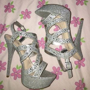 SILVER GLITTER HEELS